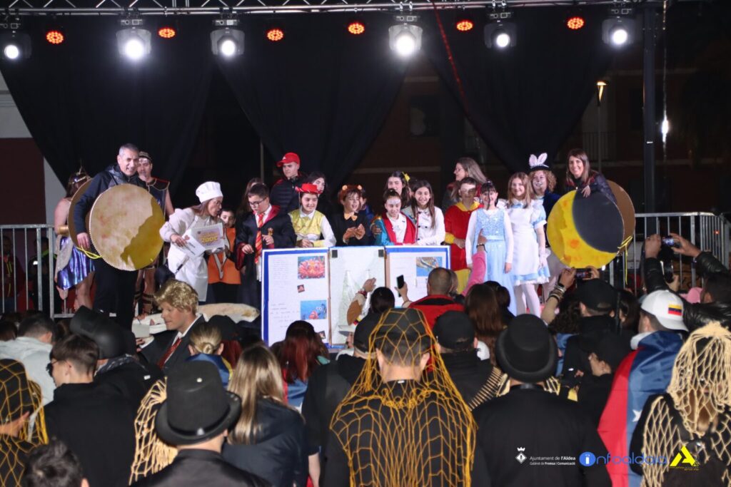 L’Aldea es vesteix de festa amb una multitudinària rua de Carnaval