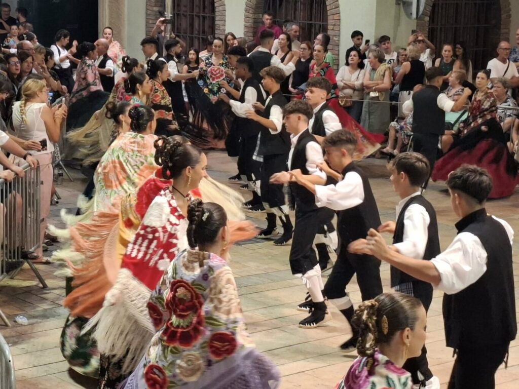 261 parelles participen en el tradicional Ball de Mantons d’Ulldecona