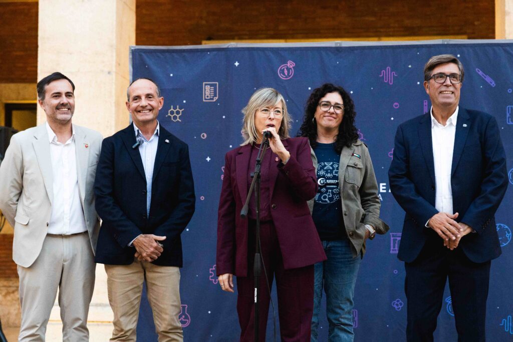 La Nit Europea de la Recerca converteix la plaça de l’Ajuntament de Tortosa en un laboratori a l’aire lliure