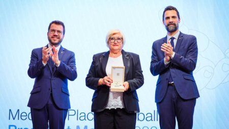 L’ampostina Rosa Maria Beltri rep la Medalla al Treball de mans de Pere Aragonès