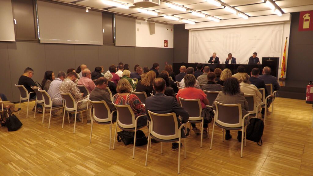 El Govern explica als alcaldes i entitats del territori com tramitar les ajudes per la DANA