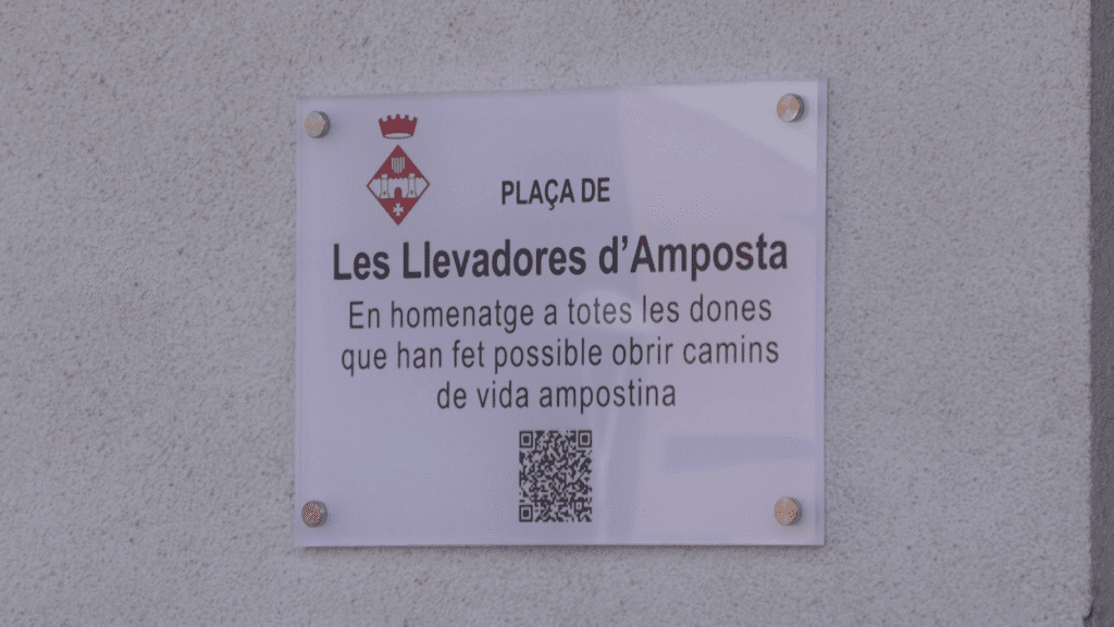 Amposta ret homenatge a les llevadores amb una placa commemorativa i amb nom d’una plaça