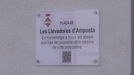 Amposta ret homenatge a les llevadores amb una placa commemorativa i amb nom d’una plaça