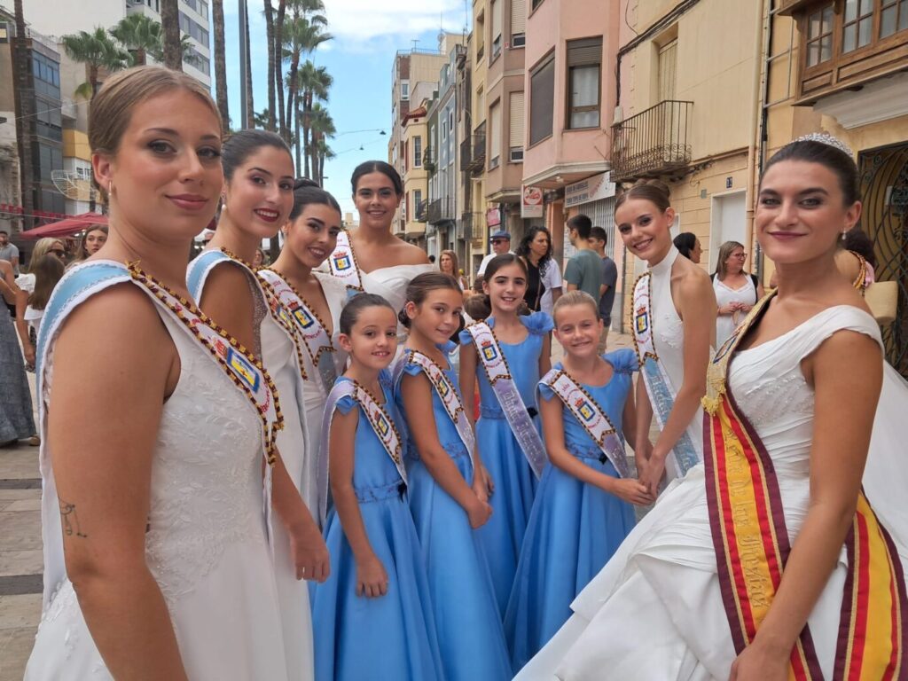 Benicarló es bolca en una espectacular desfilada de carrosses i batalla de confeti