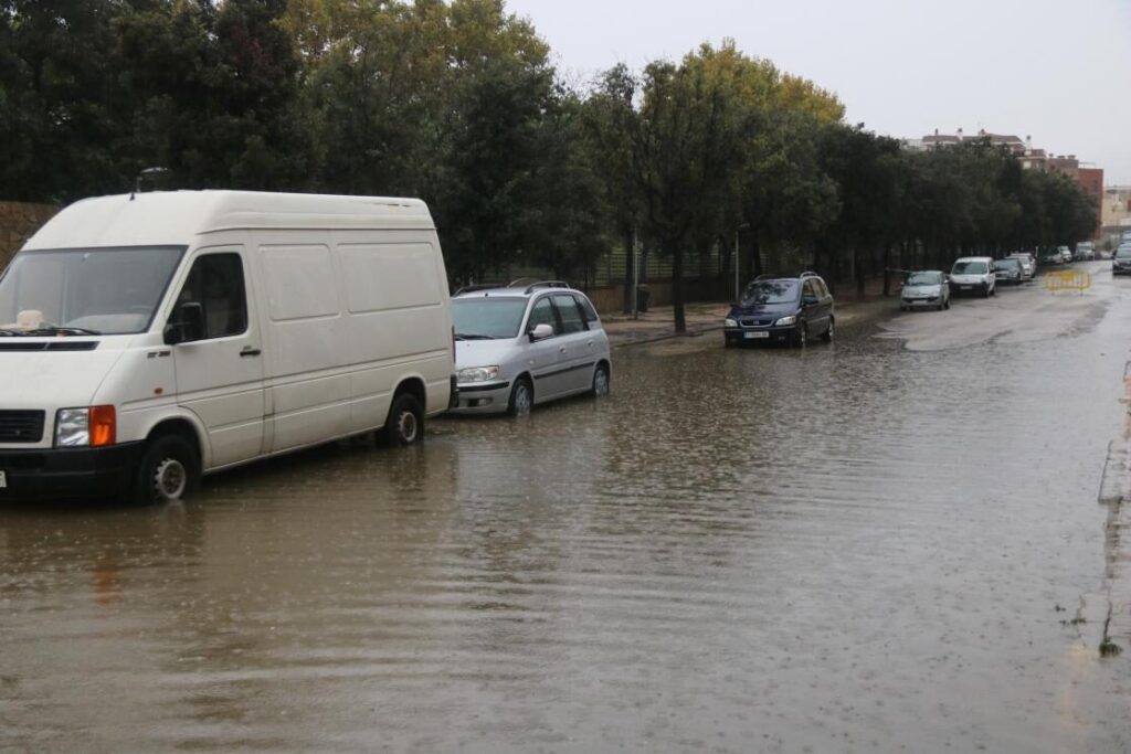 ÚLTIMA HORA: Els aiguats tallen carreteres a banda i banda del Sénia i obliguen a extremar la precaució