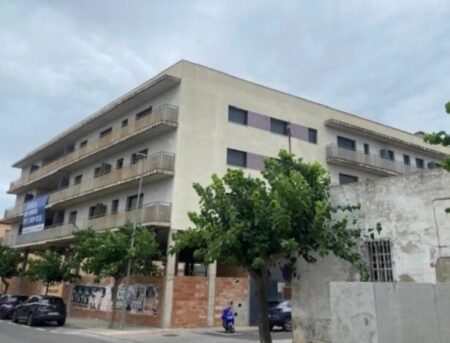 Una cooperativa sense ànim de lucre rescata 52 habitatges d’Amposta dels fons voltor per destinar-los a lloguer assequible