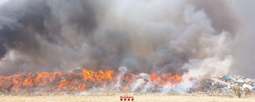 L’incendi a l’abocador del Mas de Barberans queda controlat després de quatre hores d’actuació