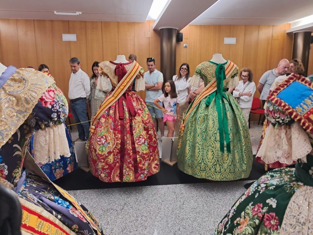 Benicarló acull una exposició solidària de tratges fallers per ajudar els casals afectats per la DANA