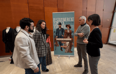 Presentat el cartell de la Festa del Mercat a la Plaça d’Amposta dedicat a la moda d’inicis del segle XX