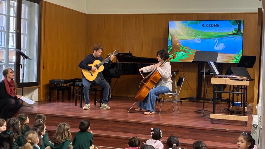 Més de 360 alumnes descobreixen la música i els instruments amb una visita a l’Escola i Conservatori de Música de la Diputació a Tortosa