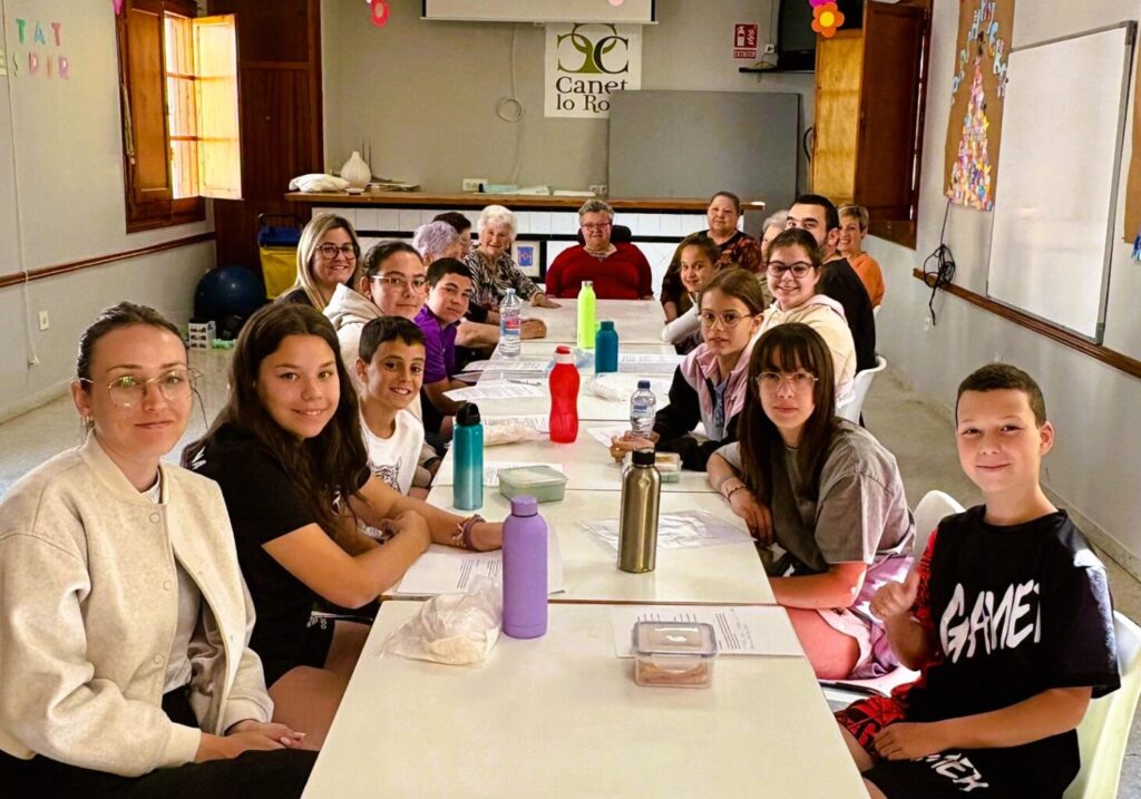 Els alumnes del CRA Araboga de Canet lo Roig intercanvien records amb els usuaris de la Unitat de Respir