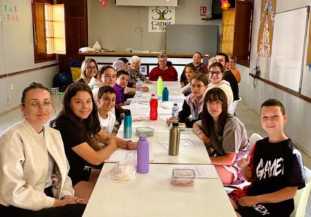 Els alumnes del CRA Araboga de Canet lo Roig intercanvien records amb els usuaris de la Unitat de Respir