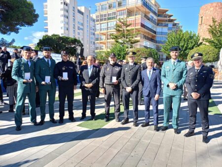 La Generalitat condecora dos agents de la Policia Local de Benicarló amb la Creu amb Distintiu Blau