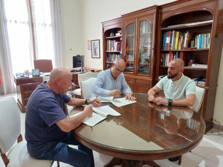 L’alcalde firma els convenis anuals amb Ateneu Maestrat i AFA Benicarló