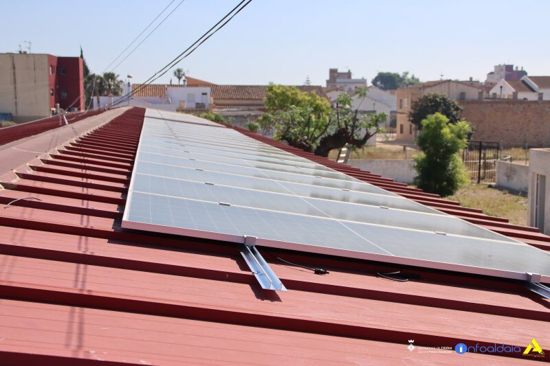 Finalitzada la instal·lació de plaques solars al pavelló municipal i a les escoles velles de l’Hostal