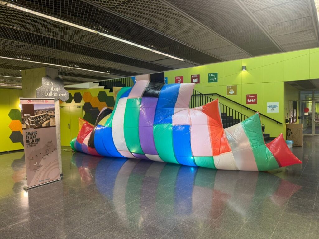 L’artista Ester Fabrega instal·la “Leviatà” al Campus de les Terres de l’Ebre per celebrar el 20è aniversari