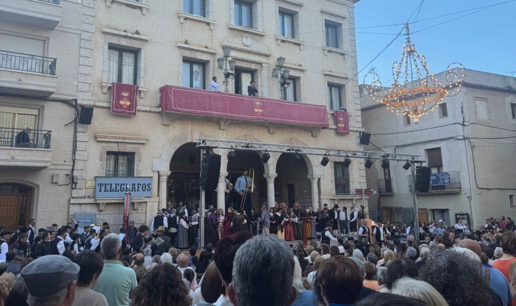 Amposta celebra amb èxit la XVII Festa del Mercat a la Plaça dedicada a la moda i les modistes
