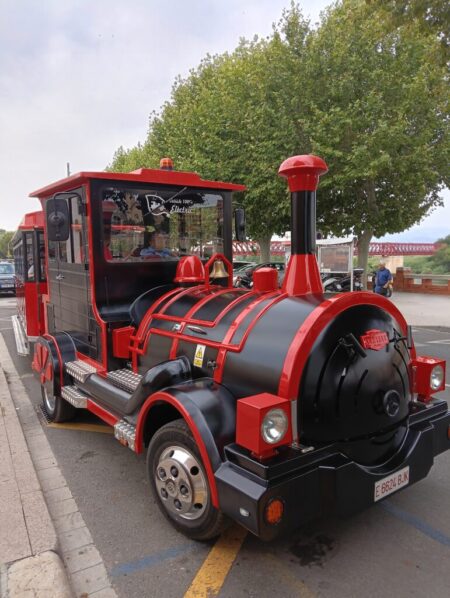 Tortosa posa en marxa el nou tren turístic elèctric que uneix patrimoni, riu i centre comercial