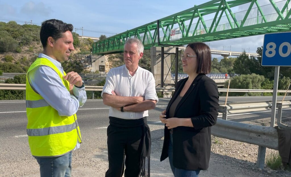 Instal·lat el nou pont de la Via Verda de la Val de Zafan a Amposta, després de més de 10 hores de treball i talls totals de trànsit