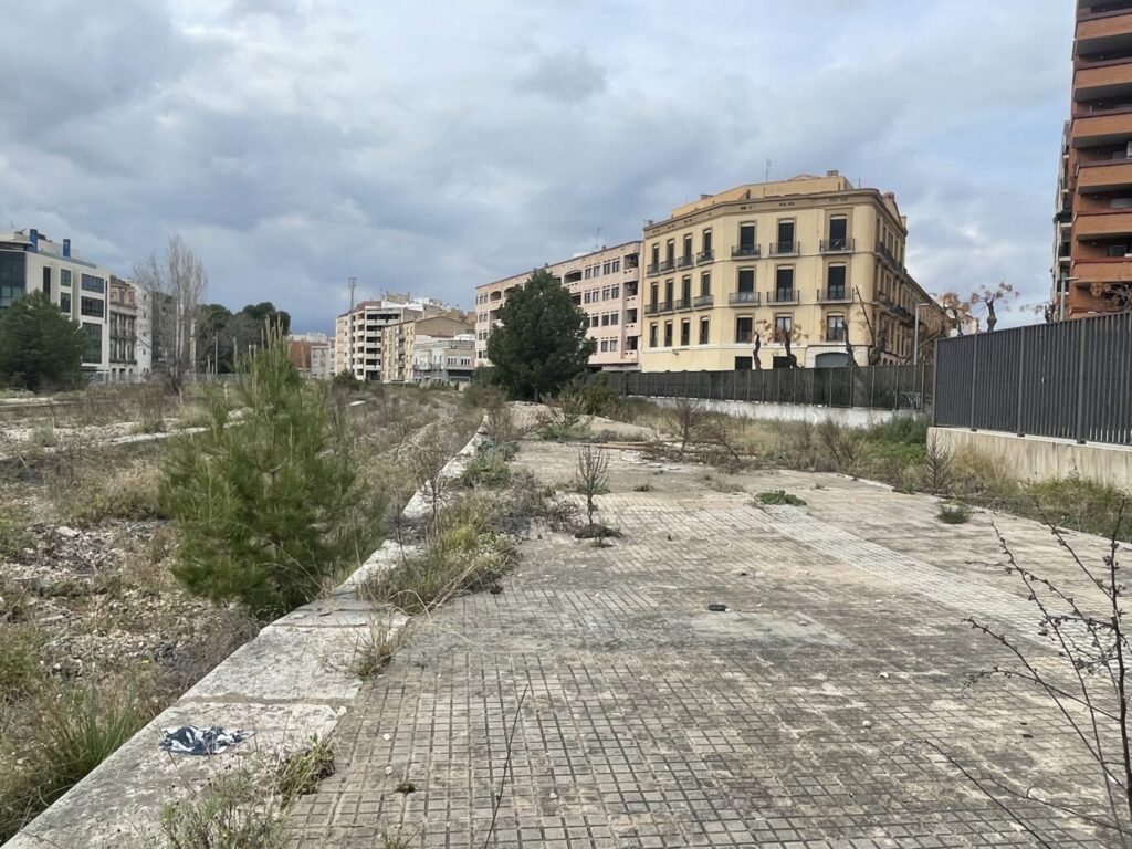 Tortosa aprova el projecte d’aparcament als antics terrenys de Renfe amb 284 places