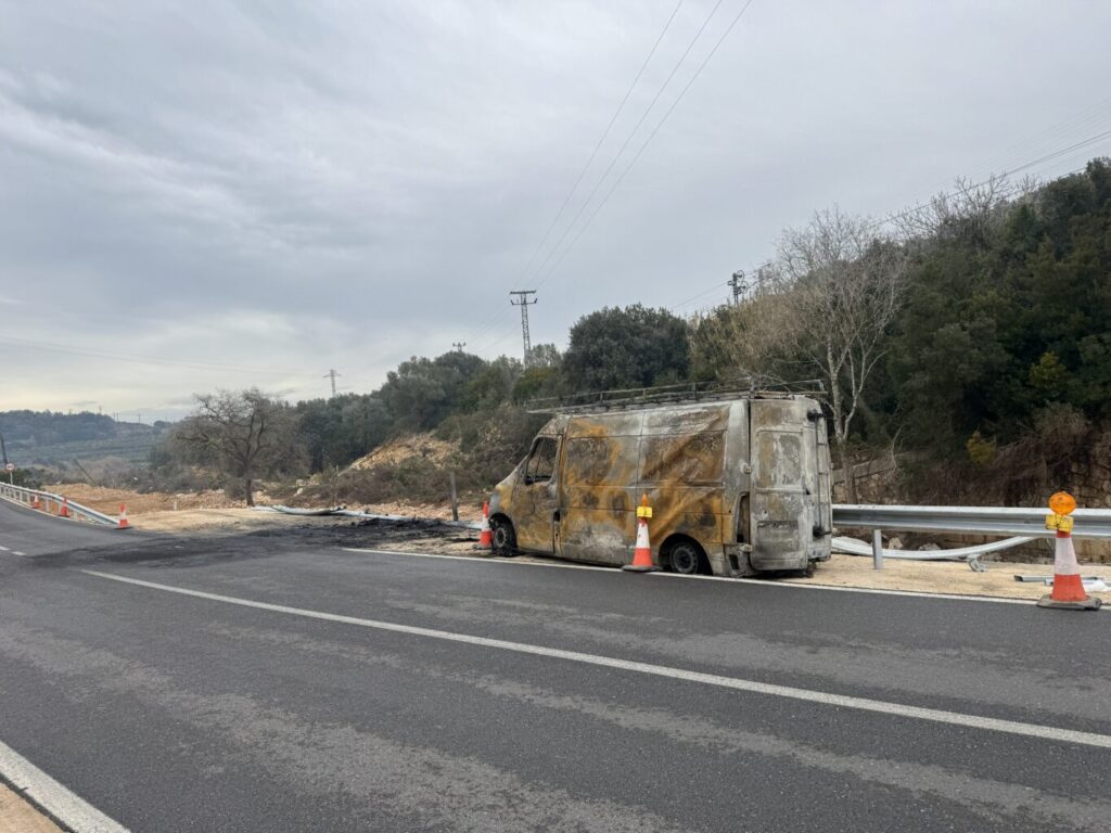 Una furgoneta que transportava garrafes d’acetilè i oxigen va cremar completament a Freginals