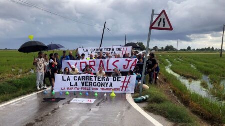 Protesta entre el Poblenou i la Ràpita per reivindicar l’execució de les obres pendents a la carretera que connecta ambdues poblacions