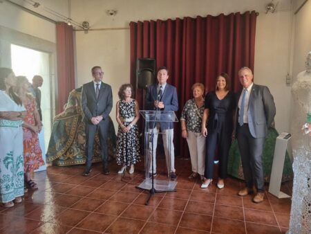 Els vestits de paper d’Amposta i Mollerussa aterren a Portugal