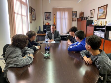 L’alcalde de Móra d’Ebre rep un grup de joves que plantegen idees d’oci a la localitat