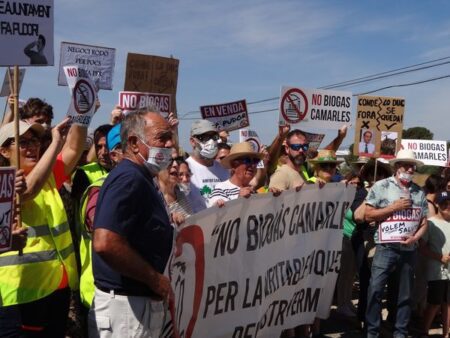 Més d’un centenar de persones s’han manifestat en contra de la planta de biogàs de Camarles