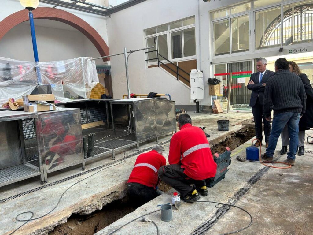Avancen a bon ritme les obres de substitució del clavegueram del Mercat Municipal d’Amposta