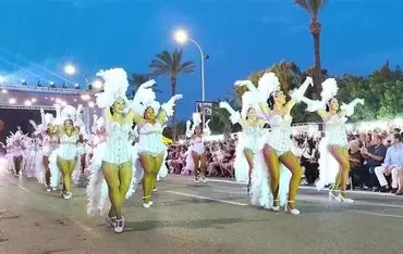 El renovat Summer Carnaval omple Vinaròs de música, fantasia i festa