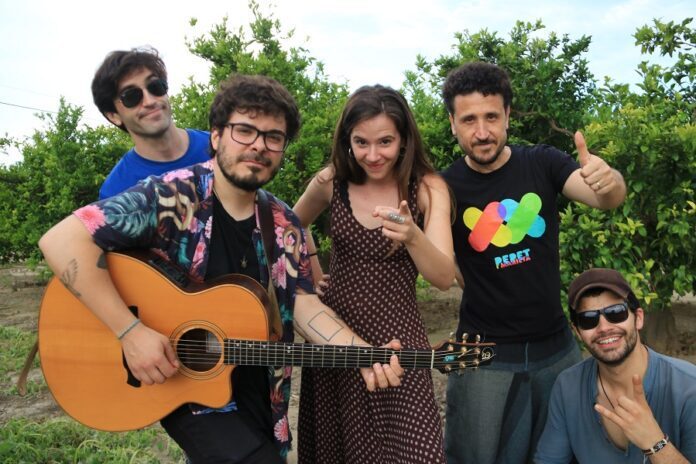 Pepet i Marieta presenta “Sempre avant”, una balada pop que transforma el dolor en llum