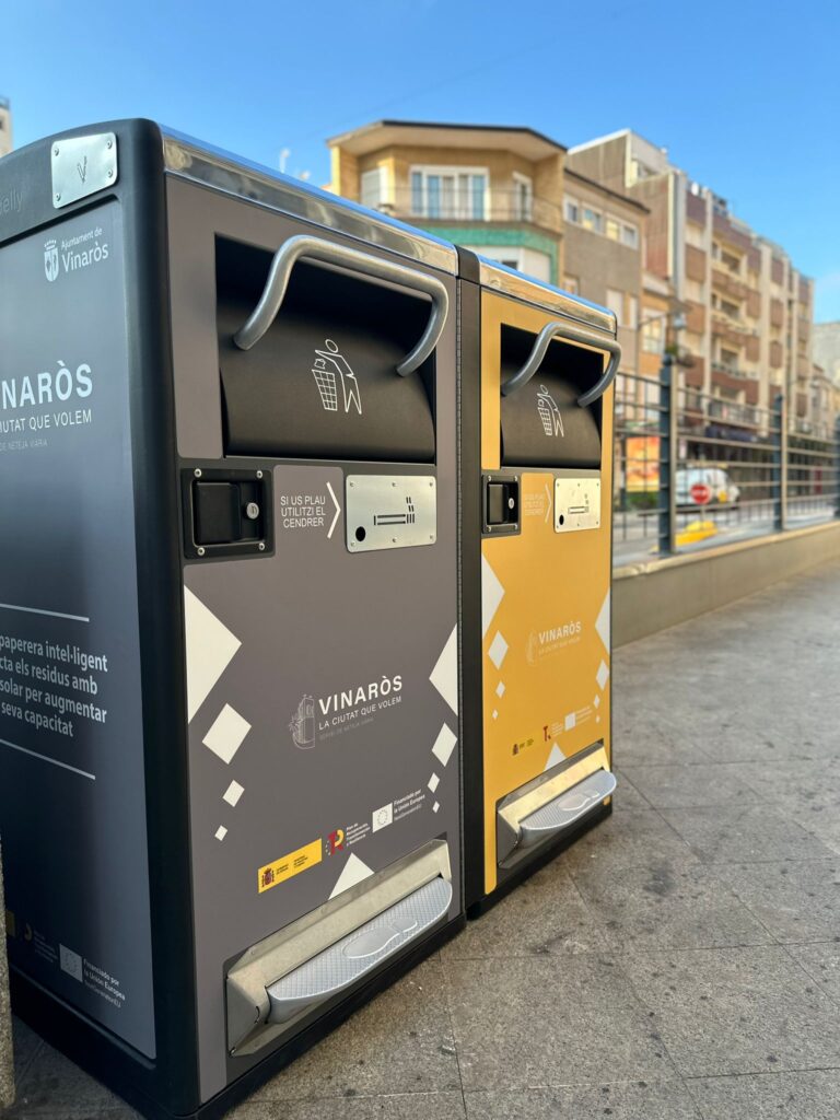 L’Ajuntament de Vinaròs instal·la noves papereres solars compactadores