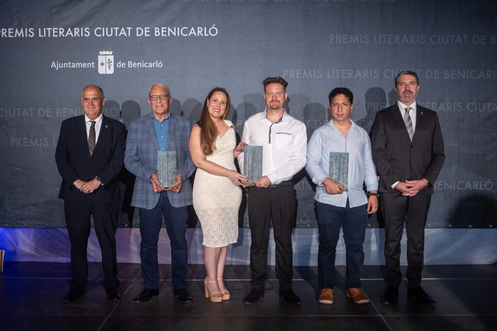 Benicarló lliura els Premis Literaris en una gala marcada per la qualitat i la sensibilitat de les obres premiades