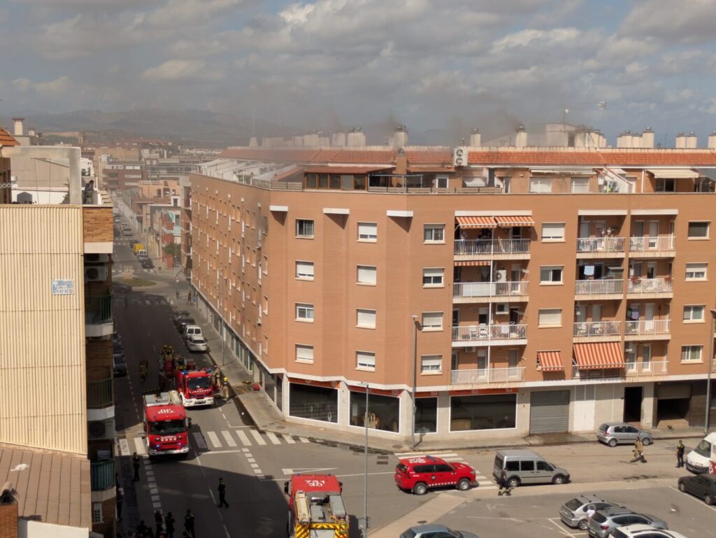 Evacuen 30 persones d’un edifici d’Amposta i confinen la resta de residents per un incendi causat presumptament per un patinet elèctric