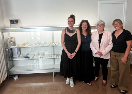 Una trentena de joies creades amb porcellana per l’artista Raluca Buzura s’exposen a l’Escola d’Art i Cultura de la Diputació a Tortosa