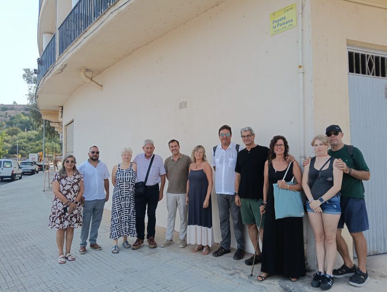 Tortosa instal·la les plaques del carrer dedicat a Pepeta la Paisana, al barri de Remolins