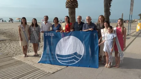 La platja del Morrongo de Benicarló hissa la bandera blava amb la reina i dames de festes