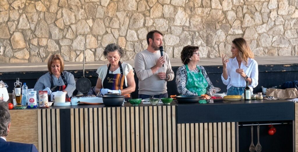 La Terra Alta homenatja la gent gran amb un receptari que recull la cuina tradicional de la comarca