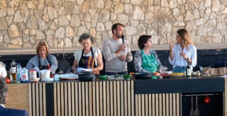 La Terra Alta homenatja la gent gran amb un receptari que recull la cuina tradicional de la comarca