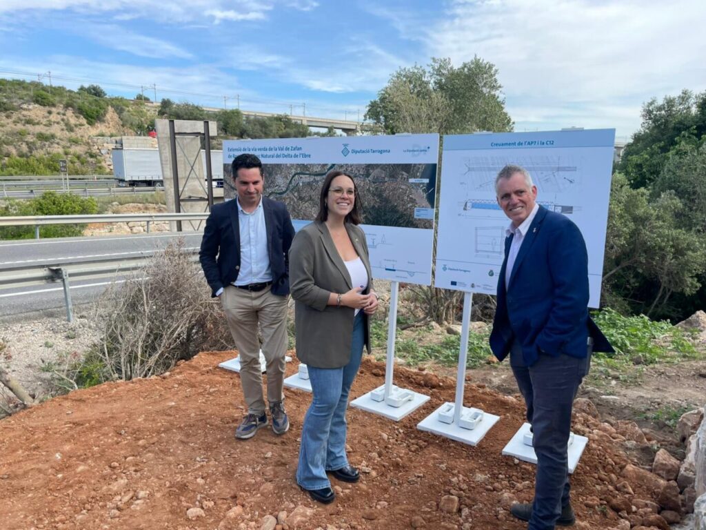 Avanços en les obres d’extensió de la Via Verda de la Val de Zafan amb la instal·lació d’un nou pont a Amposta