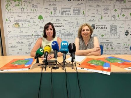 El Passeig Colom de Vinaròs es transforma en un aparador a la vora del mar amb una nova Nit de Compres