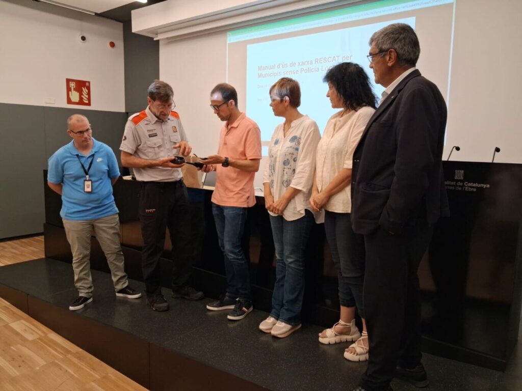 Protecció Civil lliura terminals RESCAT a Godall, Freginals i Paüls per reforçar la seguretat davant situacions d’emergència